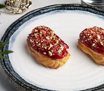 Эклеры с уткой, малиной и фисташковым крамблом