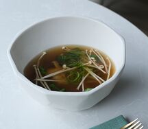 Утиный бульон с вонтонами и грибами эноки