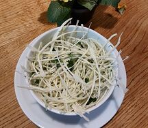 Салат с капустой и зеленью