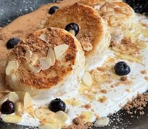 Сырники с кремом из вареной сгущенки и сметаной 