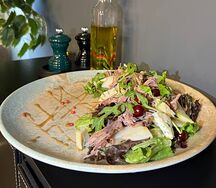 Салат из утки конфи с клюквой 