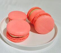 Макарон Фисташка-малина