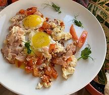 Яичница с беконом и помидорами