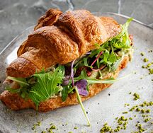 Круассан с гуакамоле