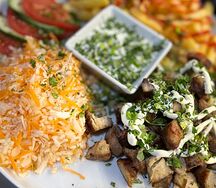 Гиро со свининой на тарелке мангал