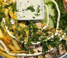 Гиро с курицей на тарелке мангал