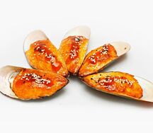 Запеченные мидии в ракушках в остром соусе