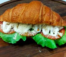 Сэндвич-круассан курица цезарь