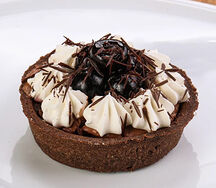 Тарталетка шоколадная с вишней