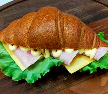 Сэндвич-круассан ветчина и сыр