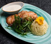 Крабовые биточки с кускусом