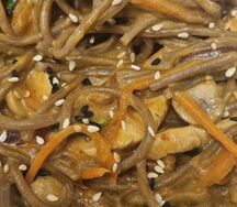 Гречневая лапша с курицей и овощами в сливочно-чесночном соусе