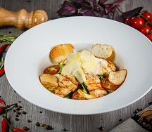 Салат Цезарь с курицей