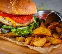 Бургер с куриной котлетой и картофельными дольками