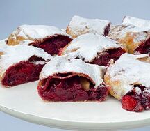 Штрудель с вишней и грецким орехом 