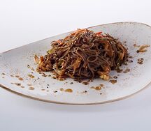 Соба с овощами и тигровыми креветками