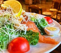 Салат Цезарь с семгой