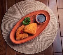 Жареный сулугуни с джемом