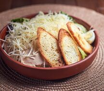 Салат Цезарь с курицей 
