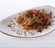 Фунчоза с овощами и тигровыми креветками