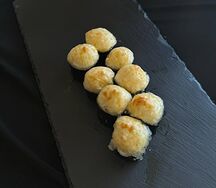 Мини-ролл с курицей под сырным соусом