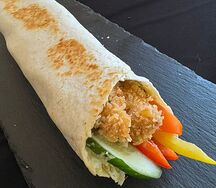 Фирменный ролл в тортилье курица