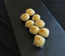 Мини-ролл с лососем под сырным соусом