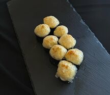 Мини-ролл с краб-миксом под сырным соусом