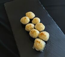 Мини-ролл с креветкой под сырным соусом