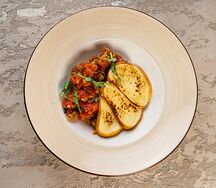Салат с печеными овощами и локальным подкопченным сулугуни