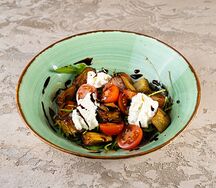 Салат с баклажаном и страчателлой