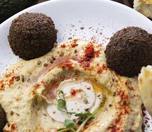 Фалафель израильский с хумусом и тахини на тарелке