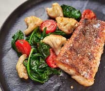 Запеченный судак с овощами и шпинатом 