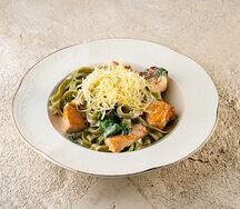 Фарфалле с лососем, страчателлой и соусом песто