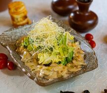 Теплый салат с грибами и курицей