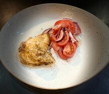 Грудки цыплят обжаренные с яйцом