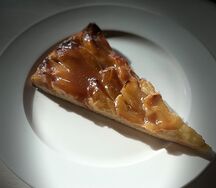 Пирог слоеный с яблоком и карамелью