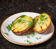 Картофель запеченный с кожурой на углях