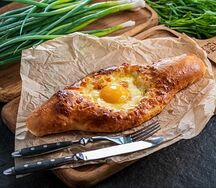 Хачапури по-аджарски с куриным яйцом