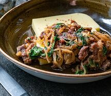 Сыровяленая баранья лопатка, обжаренная на топленом масле с луком (халяль)