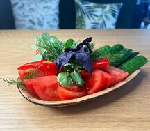 Свежие овощи с ароматной зеленью