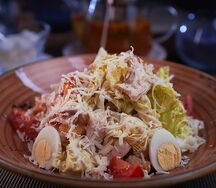 Салат Цезарь с курицей