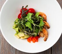 Салат с креветкой и киноа