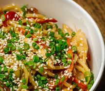 Wok унаги с жареной курицей и овощами
