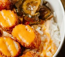 Райс боул с креветками и спайси соусом