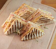 Сендвич с курицей, ветчиной индейки, и сыром чеддер