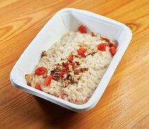 Овсяная каша с курагой и грецким орехом