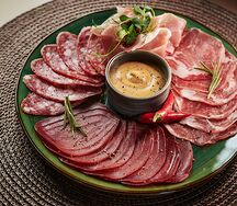 Мясные итальянские деликатесы