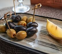 Маслины и оливки