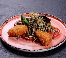 Салат с джонджоли, жареным сыром и томатами